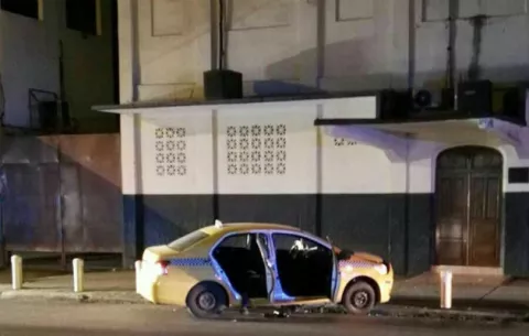 Hombre muere a tiros dentro de un taxi y dejan dos heridos en Colón 