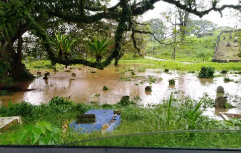 Lluvias también inundaron el cementerio de Nueva Esperanza en Arco Iris