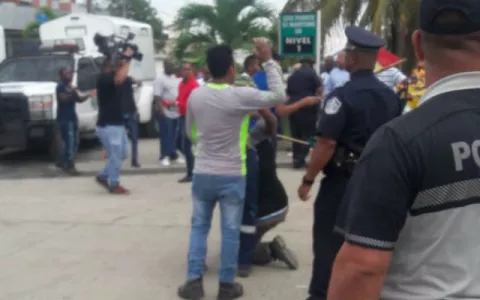 Trabajadores protestan en la mañana del viernes frente al Home Pote de Colón 2000