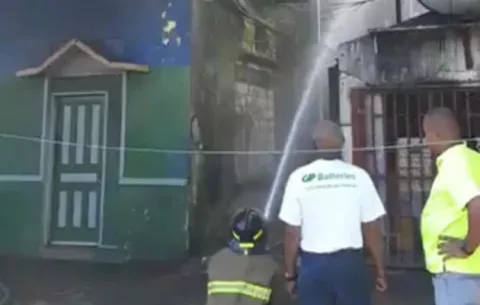 Seis familias damnificadas por incendio en calle 12, Ave. Meléndez, ciudad de Colón