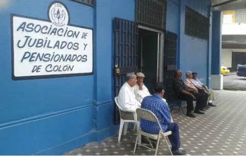 Jubilados de Colón piden aumento al presidente Varela