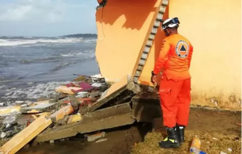 Casas afectadas en costa de Colón por fuerte oleaje, evacuaron cinco viviendas
