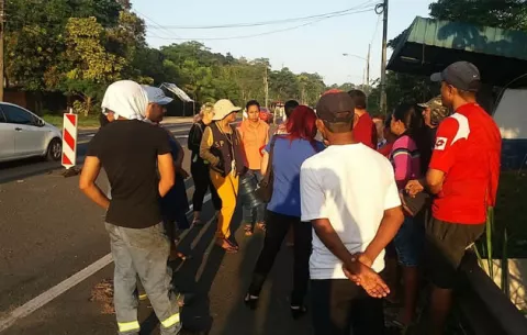 Moradores de Buena Vista en Colón protestan en la calle por falta de agua