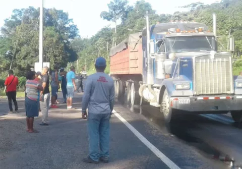 Retienen carro cisterna como medida de presión por falta de agua en Colón