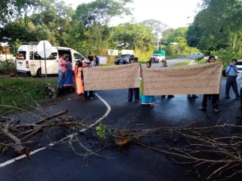 Cierran carretera en la comarca para exigir mejoras a la escuela de Cerro Banco