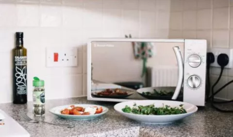¡Ojo cuando calientas la comida en el microondas! Usa el envase apropiado