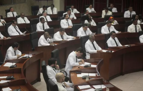 Crispiano Adames, Benicio Robinson y Raúl Pineda,  con votos para presidir comisiones de la Asamblea