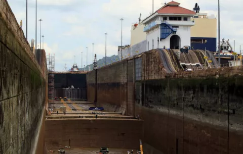 Un siglo despúes, la viejas compuertas Canal Panamá siguen vigentes
