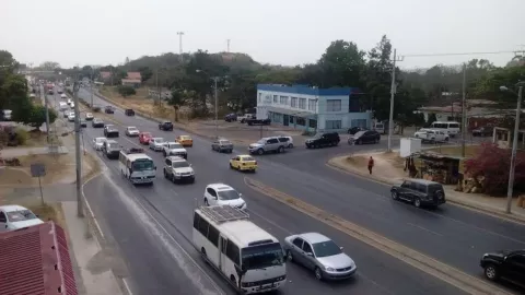 Congestionamiento vehicular a falta de puente en Penonomé