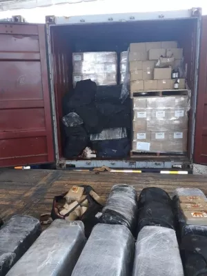 Incautan unos 1,143 paquetes de cocaína en un contenedor en un puerto colonense