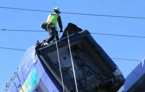 Tren de alta velocidad descarrila y deja 14 heridos leves en Corea del Sur