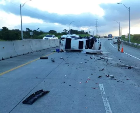 Muere conductor por vuelco de su auto en el Corredor Norte