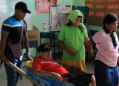 Adulto mayor llega en una carretilla para votar en elecciones de desempate en Kankintú