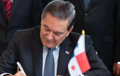 Laurentino Cortizo firma compromiso por 2 mil millones y el BID otorga $150 millones más 