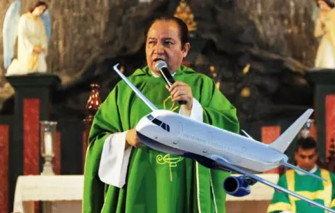 El padre David Cosca se fue de viaje a Ciudad de México; llevaba seis maletas