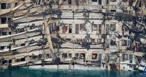 Capitán del "Costa Concordia" solicita subir a bordo del crucero