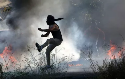 Desconocidos lanzan bombas molotov a edificio del Ministerio de Hacienda en Costa Rica