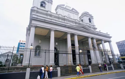 Allanan Curia Metropolitana por delitos sexuales contra menores en Costa Rica
