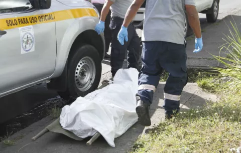 Llegó al cuarto de su expareja y mató al nuevo esposo en presencia de una menor
