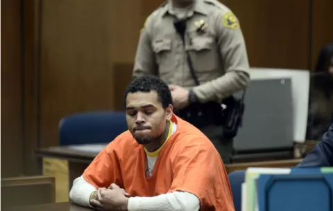Cantante Chris Brown es condenado a un año de cárcel