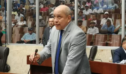 'Eres un cobarde', le dice el diputado Crispiano Adames al contralor Federico Humbert, tras no asistir a la Asamblea