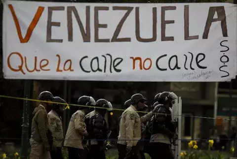 Insulza se muestra dispuesto a reunirse con Maduro en Chile
