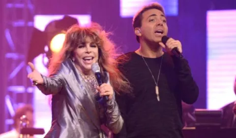 Cristian Castro demuestra que apoya a su madre