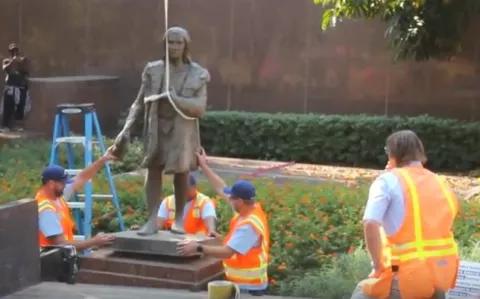 Los Ángeles retira la estatua de Cristóbal Colón en "un acto de justicia reparadora"