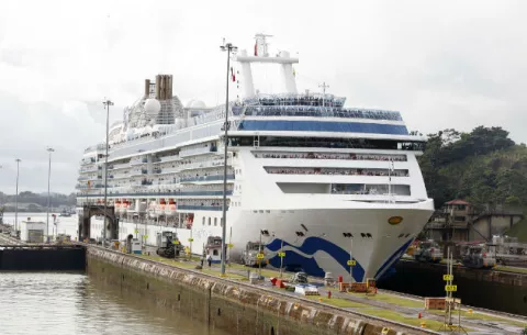Canal de Panamá espera récord de tránsito de cruceros neopanamax