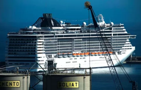 Un joven fallece al caer del balcón de un crucero
