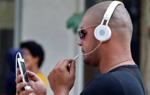 Cuba inicia servicio de datos para celulares, llega el internet anhelado por la población 