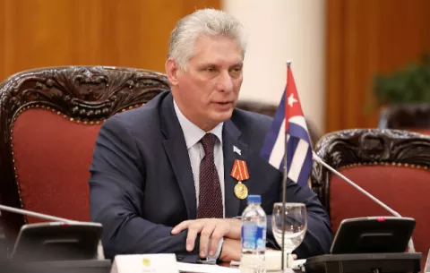 El presidente de Cuba felicita al "balserito" Elián González por su 25 cumpleaños