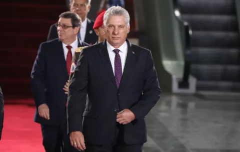 Presidente de Cuba critica la impuntualidad de Cubana, la aerolínea estatal