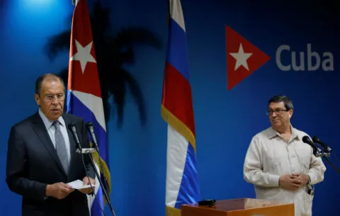 Raúl Castro, Díaz-Canel y Lavrov celebran la "excelente" relación Cuba-Rusia