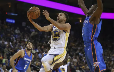  Curry y Durant celebran entrega de anillos con sufrida victoria en la NBA