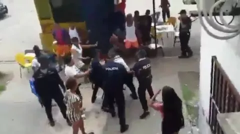 Atacan con balas, botellas y piedras a unidades de la Policía Nacional en Curundú