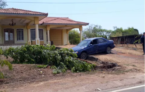 Auto se salió de la curva y quedó dentro de una residencia en Chitré