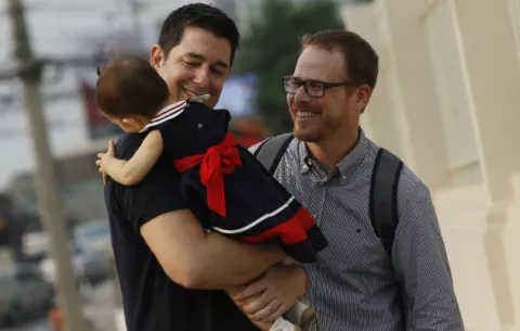 Tailandia: Padres gays y madre sustituta luchan por custodia 