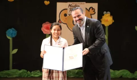 Premiación a los noveles cuentistas que ganaron el Concurso Medio Pollito