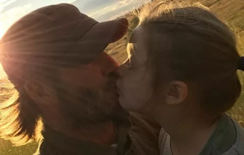 Le caen en pandilla a David Beckham por besar en los labios a su hija