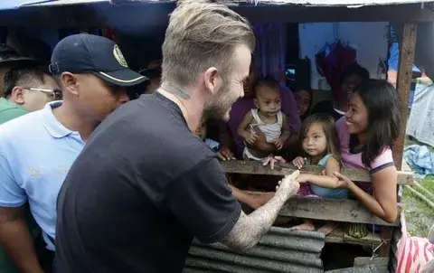 Beckham visita a niños filipinos afectados por tifón Haiyan
