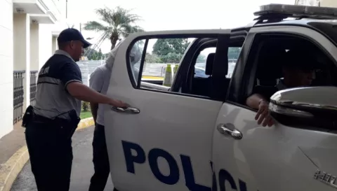 Una funcionaria pública y tres hombres son atrapados transportando cocaína