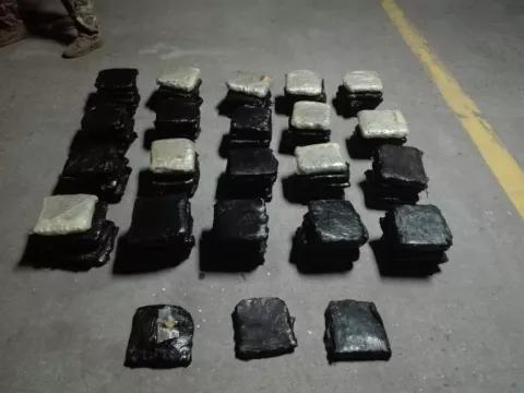 Autoridades decomisan más de 500 paquetes de presunta droga en dos días