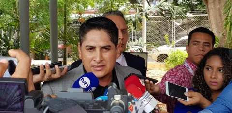 Diputado Alfredo Pérez  demanda por 1 millón de dólares a La Prensa por publicaciones falsas y a medias