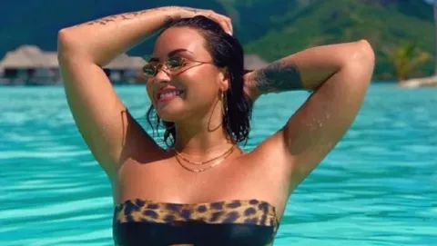 Demi Lovato admite que edita sus fotos y muestra con orgullo su celulitis