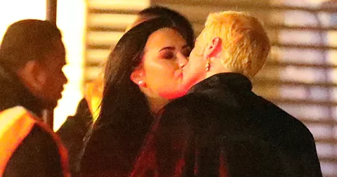 Demi es captada en apasionado beso