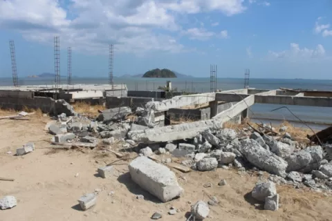 Demuelen varios negocios ilegales en playa Veracruz