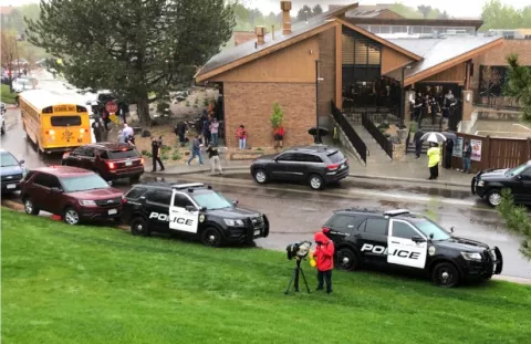 Al menos siete heridos y dos arrestados en tiroteo en escuela de Colorado