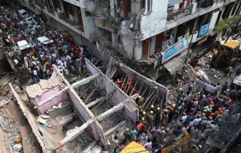 Derrumbe de un edificio en la India deja sin vida a cuatro niños y una mujer