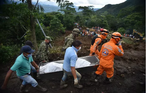 Socorristas recuperan ocho cadáveres más tras el derrumbe en Colombia 